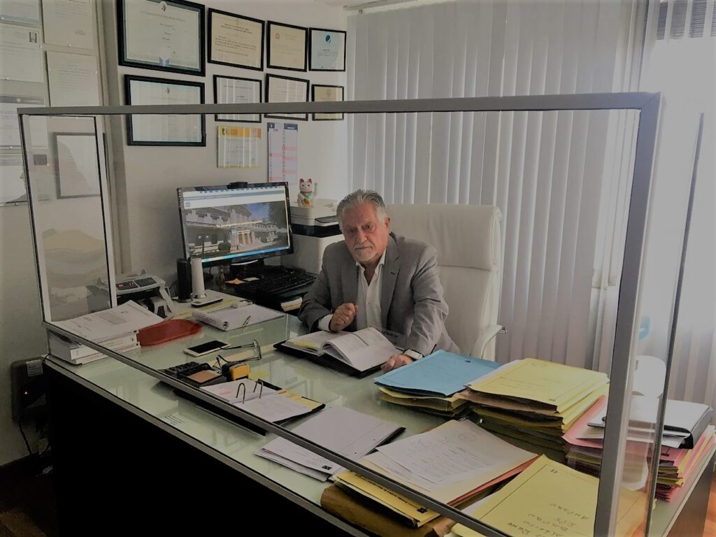 Saúl Lipsckier en su escritorio